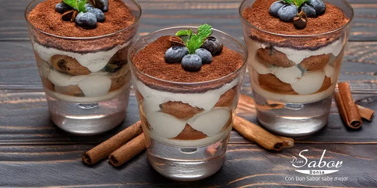 Fotografía de tres vasitos de tiramisú