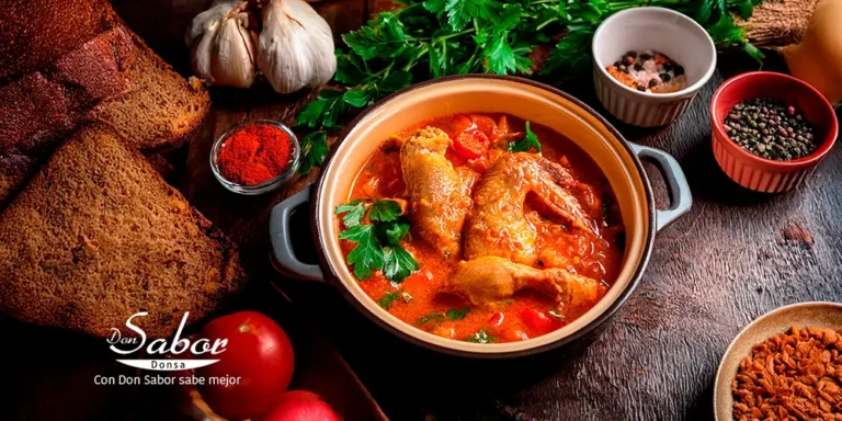 gazpacho de montaña en su cazuela, con especias e ingredientes
